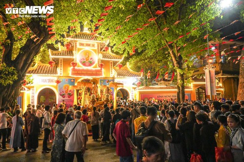 Biển người đổ về Hồ Gươm cung kính chiêm bái xá lợi Đức Phật, những đoàn phật tử đầu tiên được chiêm bái xá lợi Phật tại chùa Quán Sứ - ảnh 15