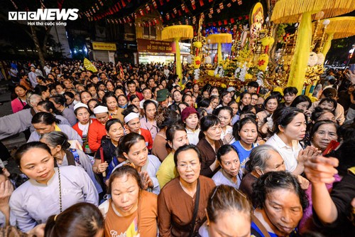 Biển người đổ về Hồ Gươm cung kính chiêm bái xá lợi Đức Phật, những đoàn phật tử đầu tiên được chiêm bái xá lợi Phật tại chùa Quán Sứ - ảnh 16