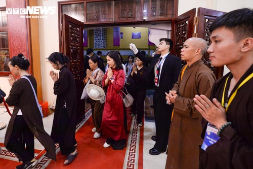 Biển người đổ về Hồ Gươm cung kính chiêm bái xá lợi Đức Phật, những đoàn phật tử đầu tiên được chiêm bái xá lợi Phật tại chùa Quán Sứ - ảnh 18