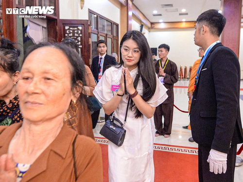 Biển người đổ về Hồ Gươm cung kính chiêm bái xá lợi Đức Phật, những đoàn phật tử đầu tiên được chiêm bái xá lợi Phật tại chùa Quán Sứ - ảnh 19