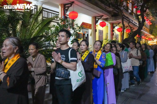 Biển người đổ về Hồ Gươm cung kính chiêm bái xá lợi Đức Phật, những đoàn phật tử đầu tiên được chiêm bái xá lợi Phật tại chùa Quán Sứ - ảnh 17