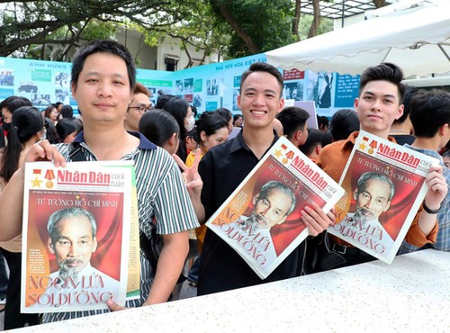 Hàng trăm tư liệu quý về Chủ tịch Hồ Chí Minh được trưng bày tại triển lãm ảnh “Rạng rỡ bên Người” - ảnh 9