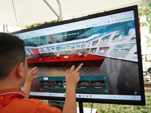 Hàng trăm tư liệu quý về Chủ tịch Hồ Chí Minh được trưng bày tại triển lãm ảnh “Rạng rỡ bên Người” - ảnh 8