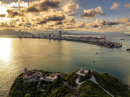 Tượng Trần Hưng Đạo ở Quy Nhơn: Bí ẩn linh thiêng trên đỉnh núi giữa lòng biển - ảnh 1