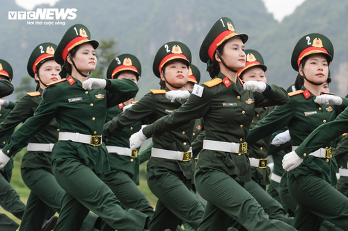 Chiến sĩ “khối hoa hậu” rạng rỡ trong buổi hợp luyện diễu binh Quốc khánh 2/9 - ảnh 12