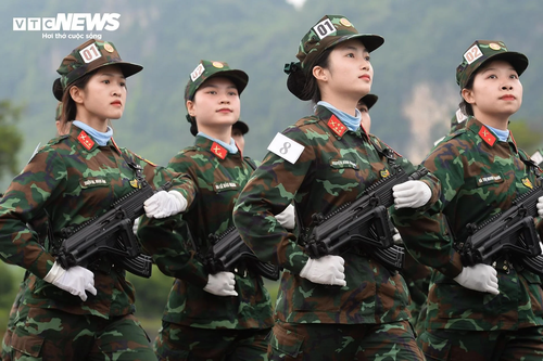 Chiến sĩ “khối hoa hậu” rạng rỡ trong buổi hợp luyện diễu binh Quốc khánh 2/9 - ảnh 14