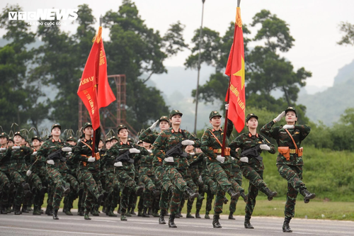 Chiến sĩ “khối hoa hậu” rạng rỡ trong buổi hợp luyện diễu binh Quốc khánh 2/9 - ảnh 15