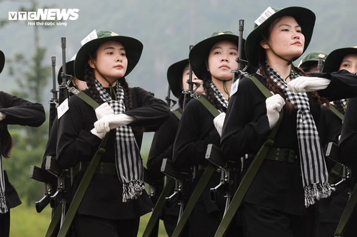 Chiến sĩ “khối hoa hậu” rạng rỡ trong buổi hợp luyện diễu binh Quốc khánh 2/9 - ảnh 20