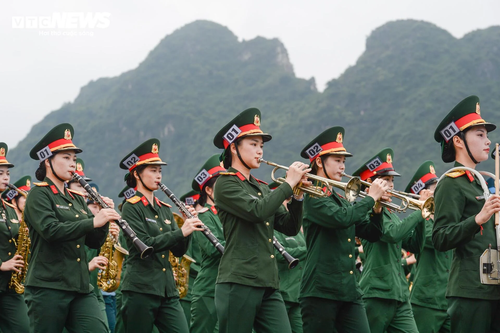 Chiến sĩ “khối hoa hậu” rạng rỡ trong buổi hợp luyện diễu binh Quốc khánh 2/9 - ảnh 3