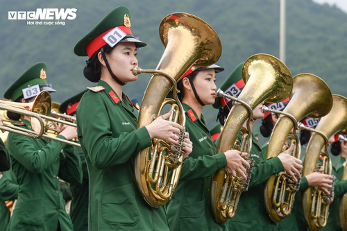 Chiến sĩ “khối hoa hậu” rạng rỡ trong buổi hợp luyện diễu binh Quốc khánh 2/9 - ảnh 4