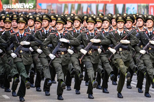 Bước chân thép giữa nắng lửa của nữ đặc nhiệm trước lễ diễu binh 2/9 - ảnh 11