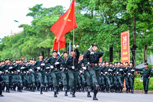 Bước chân thép giữa nắng lửa của nữ đặc nhiệm trước lễ diễu binh 2/9 - ảnh 1