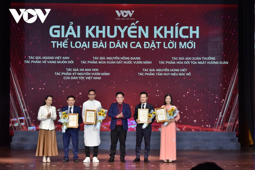 40 tác phẩm đoạt giải cuộc vận động sáng tác “Với Đảng vẹn toàn niềm tin yêu“ - ảnh 10