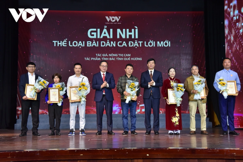 40 tác phẩm đoạt giải cuộc vận động sáng tác “Với Đảng vẹn toàn niềm tin yêu“ - ảnh 12