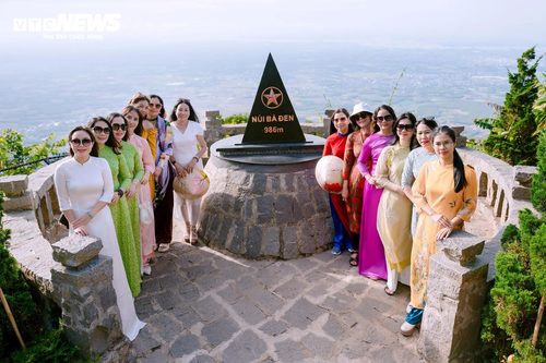 Ngắm núi Bà Đen hùng vĩ, huyền ảo từ trên cao - ảnh 14