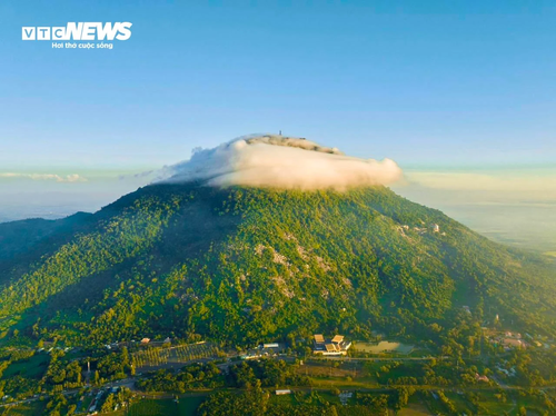 Ngắm núi Bà Đen hùng vĩ, huyền ảo từ trên cao - ảnh 1