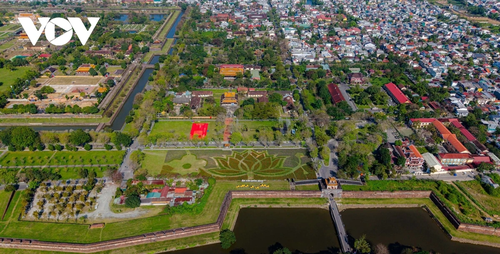 Check-in khu vườn tạo hình hoa sen khổng lồ tại Huế - ảnh 1