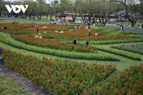 Check-in khu vườn tạo hình hoa sen khổng lồ tại Huế - ảnh 2