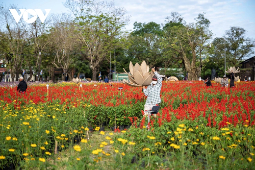 Check-in khu vườn tạo hình hoa sen khổng lồ tại Huế - ảnh 3