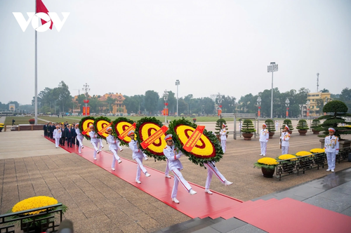 Lãnh đạo Đảng, Nhà nước vào Lăng viếng Chủ tịch Hồ Chí Minh - ảnh 1