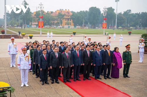 Lãnh đạo Đảng, Nhà nước vào Lăng viếng Chủ tịch Hồ Chí Minh - ảnh 2