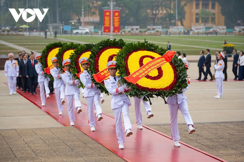 Lãnh đạo Đảng, Nhà nước vào Lăng viếng Chủ tịch Hồ Chí Minh - ảnh 4