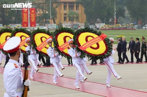 Lãnh đạo Đảng, Nhà nước vào Lăng viếng Chủ tịch Hồ Chí Minh nhân dịp Tết Bính Ngọ - ảnh 1