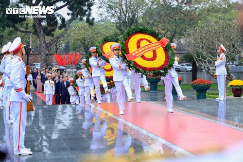 Lãnh đạo Đảng, Nhà nước vào Lăng viếng Chủ tịch Hồ Chí Minh nhân dịp Tết Bính Ngọ - ảnh 6