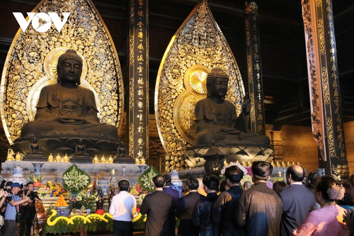 Tam Chúc tấp nập khách du xuân trong ngày nắng đẹp - ảnh 11