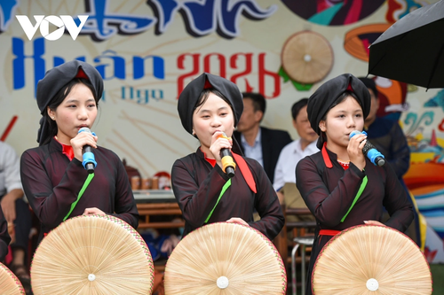 Biển người tấp nập trẩy hội Lim, “chìm đắm” trong làn điệu dân ca Quan họ - ảnh 11