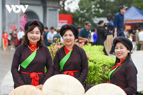 Biển người tấp nập trẩy hội Lim, “chìm đắm” trong làn điệu dân ca Quan họ - ảnh 12