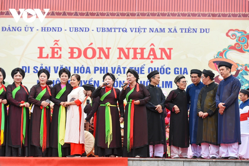 Biển người tấp nập trẩy hội Lim, “chìm đắm” trong làn điệu dân ca Quan họ - ảnh 13