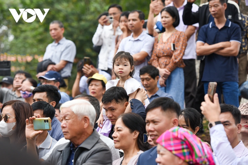 Biển người tấp nập trẩy hội Lim, “chìm đắm” trong làn điệu dân ca Quan họ - ảnh 15