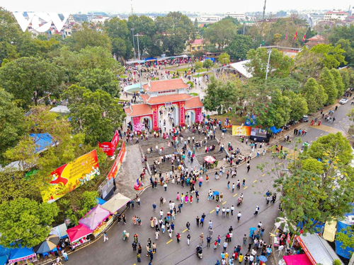 Biển người tấp nập trẩy hội Lim, “chìm đắm” trong làn điệu dân ca Quan họ - ảnh 1