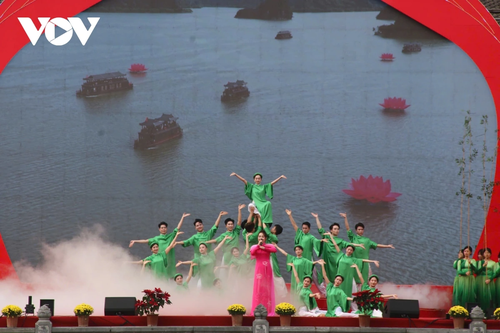 Tam Chúc tấp nập khách du xuân trong ngày nắng đẹp - ảnh 2