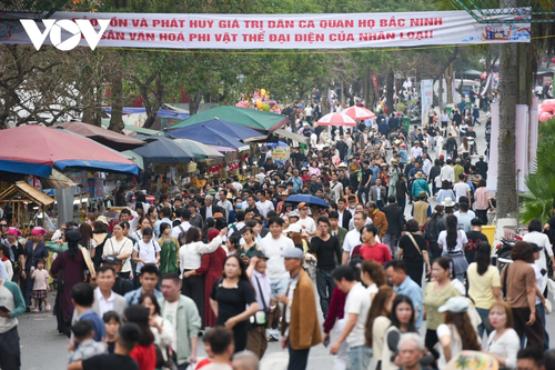 Biển người tấp nập trẩy hội Lim, “chìm đắm” trong làn điệu dân ca Quan họ - ảnh 3