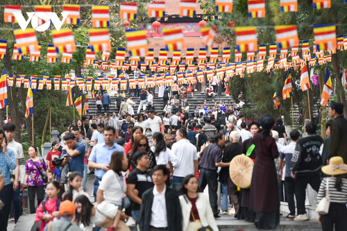 Biển người tấp nập trẩy hội Lim, “chìm đắm” trong làn điệu dân ca Quan họ - ảnh 4