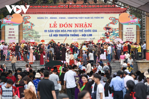 Biển người tấp nập trẩy hội Lim, “chìm đắm” trong làn điệu dân ca Quan họ - ảnh 5