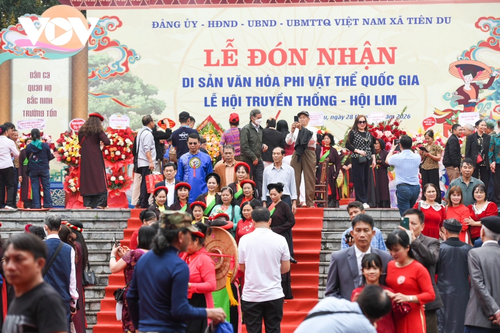 Biển người tấp nập trẩy hội Lim, “chìm đắm” trong làn điệu dân ca Quan họ - ảnh 6