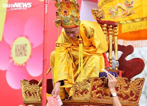 Độc đáo nghi lễ rước 'vua, chúa sống' tại lễ hội Đền Sái - ảnh 10