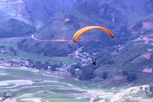 Khai mạc Festival dù lượn “Bay trên mùa nước đổ” tại Mù Cang Chải - ảnh 1