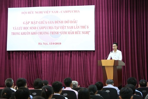 Gặp mặt giữa các gia đình đỡ đầu và lưu học sinh Campuchia tại Việt Nam - ảnh 1