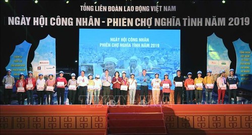 Phó Chủ tịch nước Đặng Thị Ngọc Thịnh dự Chương trình “Ngày hội công nhân – Phiên chợ nghĩa tình 2019“ - ảnh 1