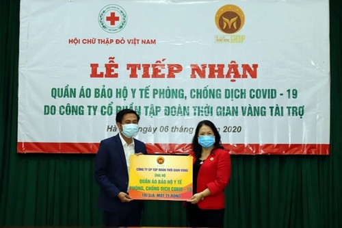 Hỗ trợ quần áo bảo hộ y tế cho lực lượng tham gia công tác phòng, chống dịch tuyến đầu - ảnh 1