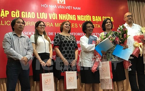 Para sastrawan Vietnam bertemu dan melakukan temu pergaulan dengan sahabat-sahabat Kuba - ảnh 1