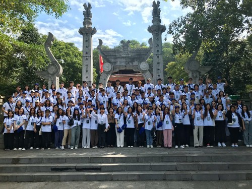 Les jeunes Vietkieu font un pèlerinage au Temple des rois Hùng - ảnh 1