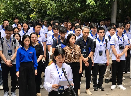 Les jeunes Vietkieu font un pèlerinage au Temple des rois Hùng - ảnh 5