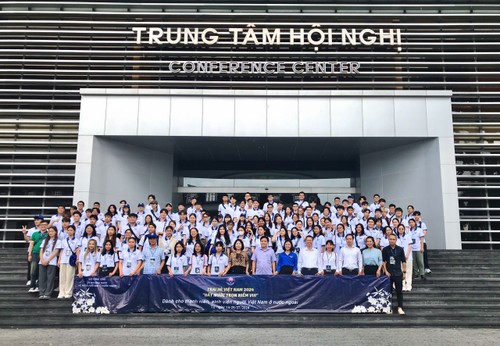 Les jeunes Vietkieu font un pèlerinage au Temple des rois Hùng - ảnh 3