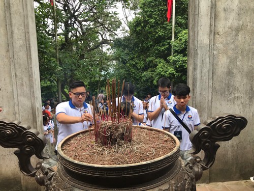 Les jeunes Vietkieu font un pèlerinage au Temple des rois Hùng - ảnh 4