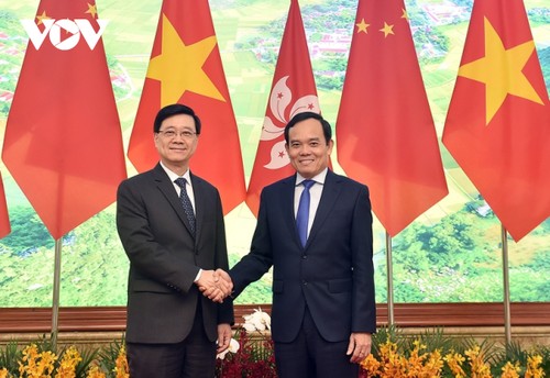 Le chef de l'exécutif de Hong Kong reçu par le Vice-Premier ministre Trân Luu Quang  - ảnh 1